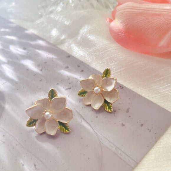 White flower earrings A1095 - Picture 1 of 3